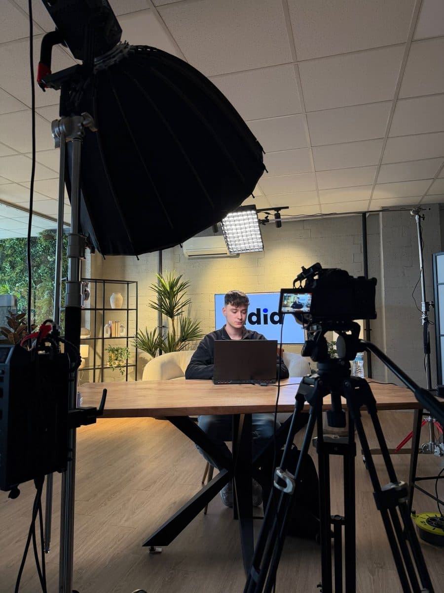Francesc Ballester grabando una clase de inteligencia artificial para UDIA